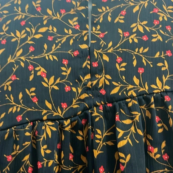 Old Navy Pre Owned flower print tank blouse with faux mini sleeve. Size Large. - Picture 4 of 5